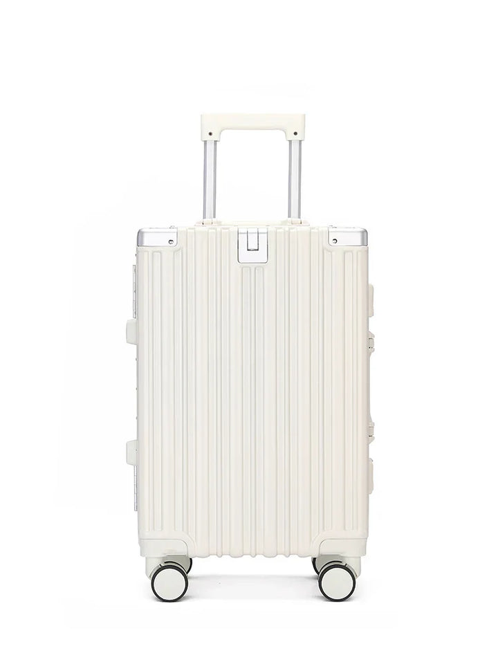 Handvat en cijferslot detail op een groene hardshell koffer, ontworpen voor comfort en veiligheid tijdens reizen.
