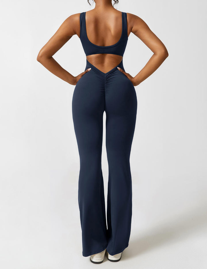 Zwarte rugvrije dames jumpsuit met V-hals en elegante uitlopende broekspijpen, perfect voor feesten.