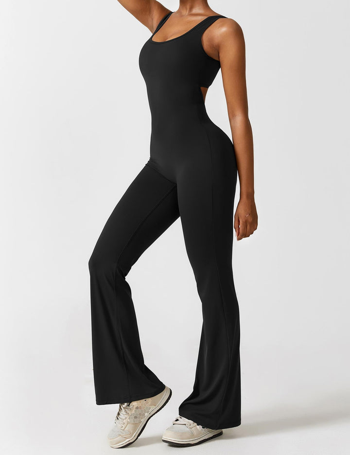 Witte vrouwelijke jumpsuit met uitlopende pijpen, rugvrij design, voor een tijdloze en elegante look.