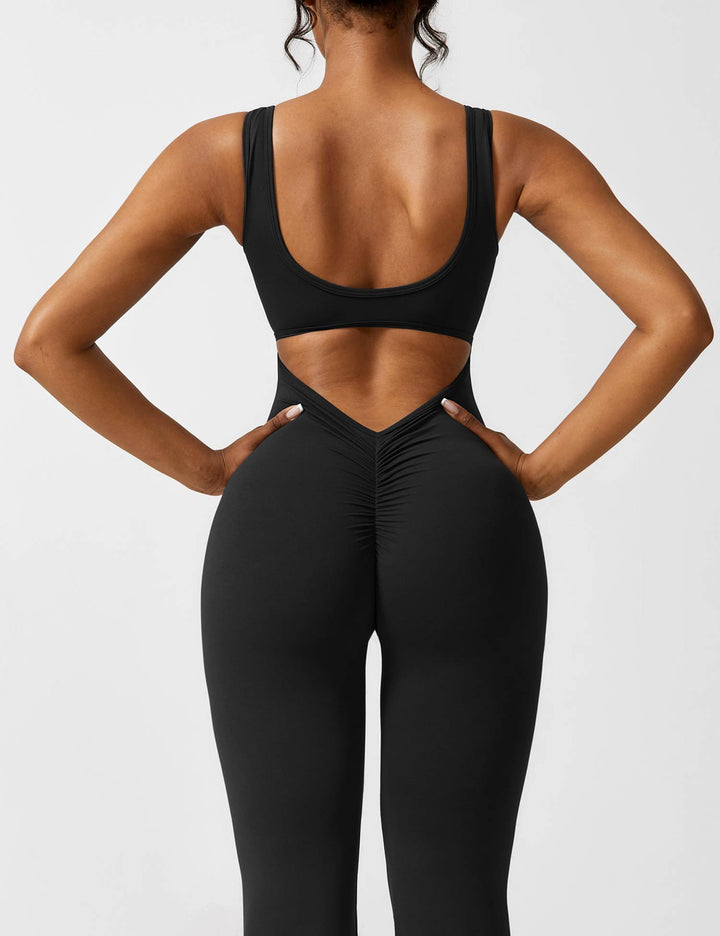 Rode elegante dames jumpsuit, met wijde broekspijpen en een diepe ruguitsnijding, feestelijk en comfortabel.