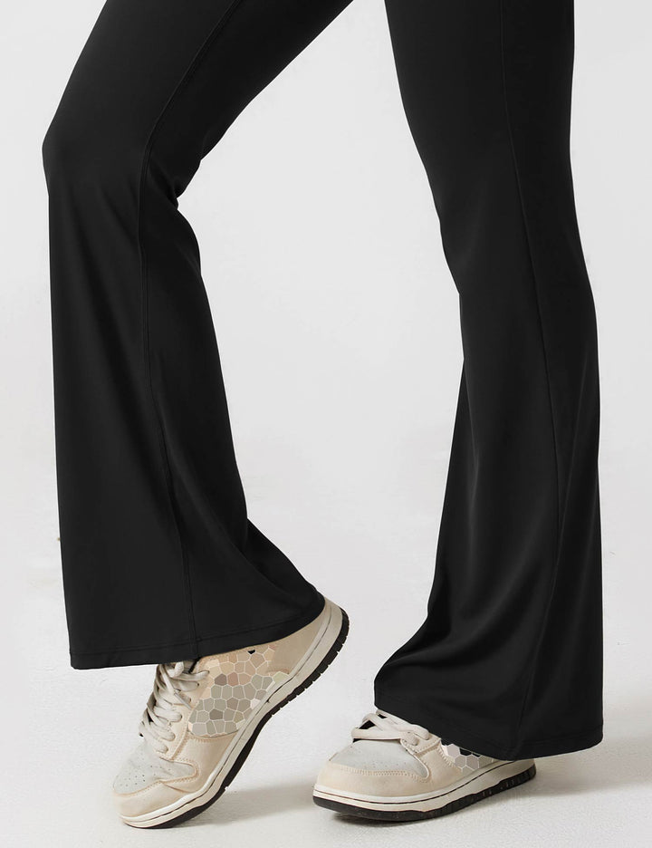 Groene casual jumpsuit Liv met open rug en flared broekspijpen, comfortabel en modieus voor overdag.