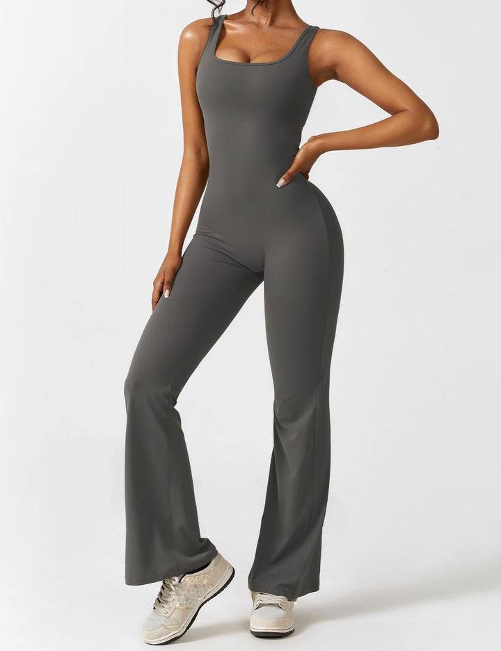 Zwarte modieuze jumpsuit met rugvrije snit en wijd uitlopende broekspijpen, perfect voor een statement look.