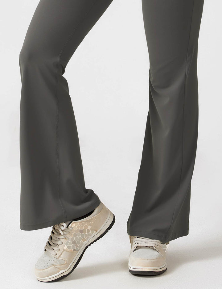 Witte rugvrije dames jumpsuit, casual chic met uitlopende broekspijpen, comfortabel voor dag en nacht.