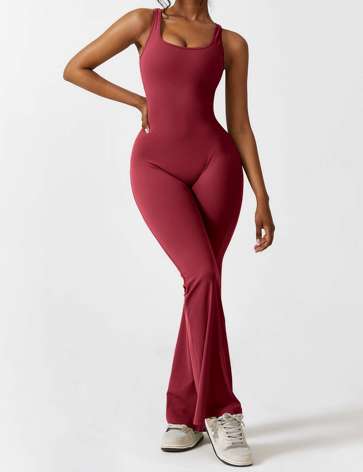 Rode lange jumpsuit met een verleidelijke open rug en flared broekspijpen, dé outfit voor feestjes.