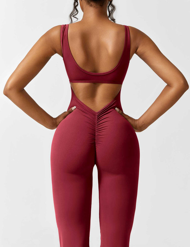 Roze jumpsuit met uitlopende broekspijpen, open rug en mouwloos design, ideaal voor warme dagen.