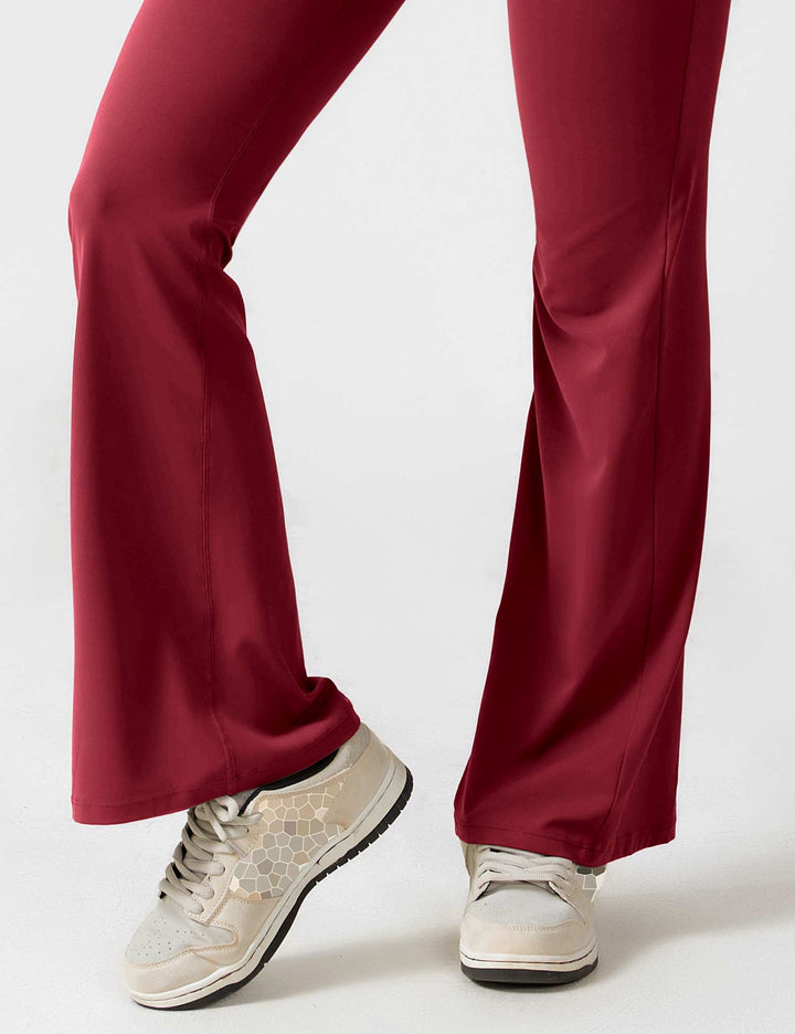 Zwarte casual chique jumpsuit met open rug, lange uitlopende broekspijpen, voor een ontspannen, doch stijlvolle look.
