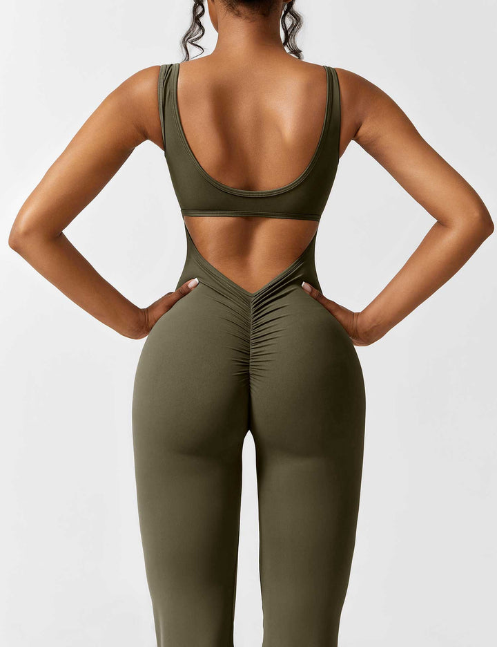 Witte rugvrije jumpsuit met V-hals, uitlopende broekspijpen, perfecte balans tussen elegantie en comfort.