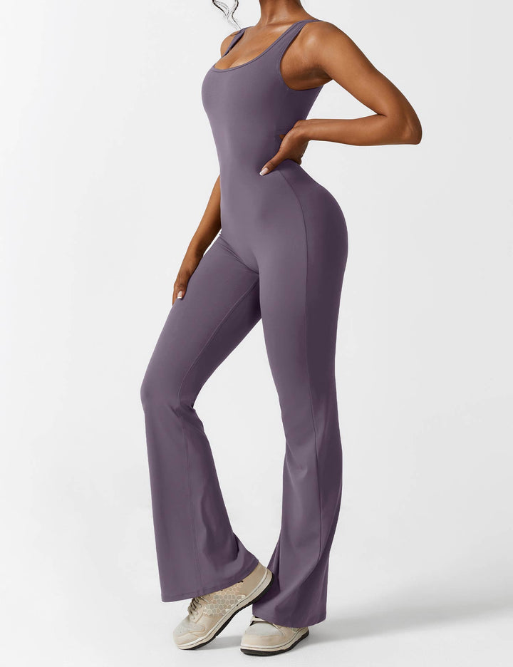 Roze casual jumpsuit met open rug, uitlopende pijpen, en V-hals, ideaal voor een relaxte maar stijlvolle dag.