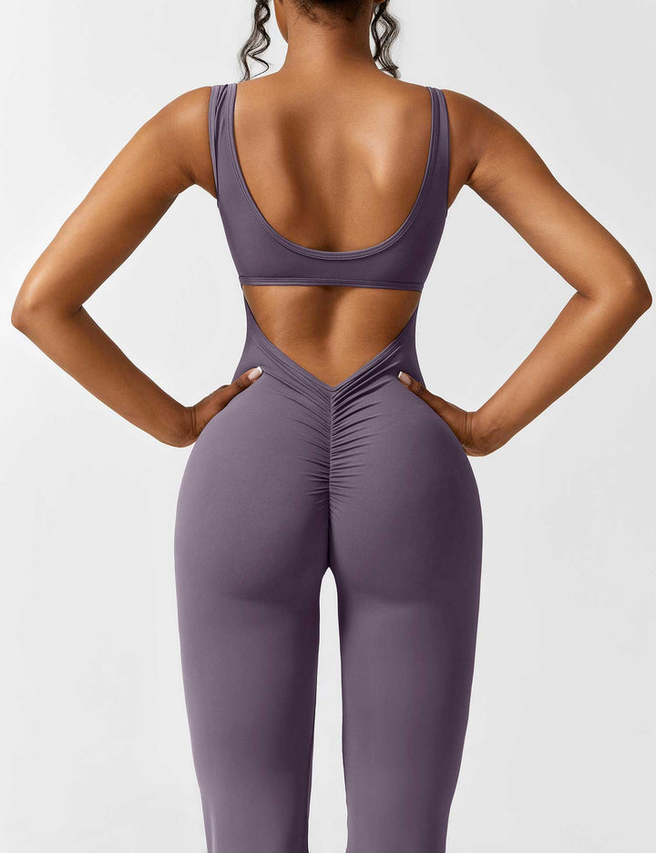 Zwarte feestelijke jumpsuit met open rug, V-hals en wijd uitlopende broekspijpen, voor een onvergetelijke avond.