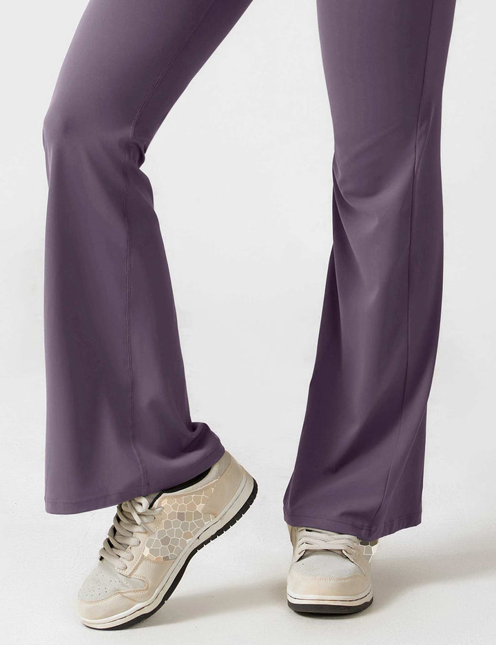 Blauwe vrouwelijke jumpsuit Liv, lange pijpen met flair en een verleidelijke open rug, perfect voor dansen.