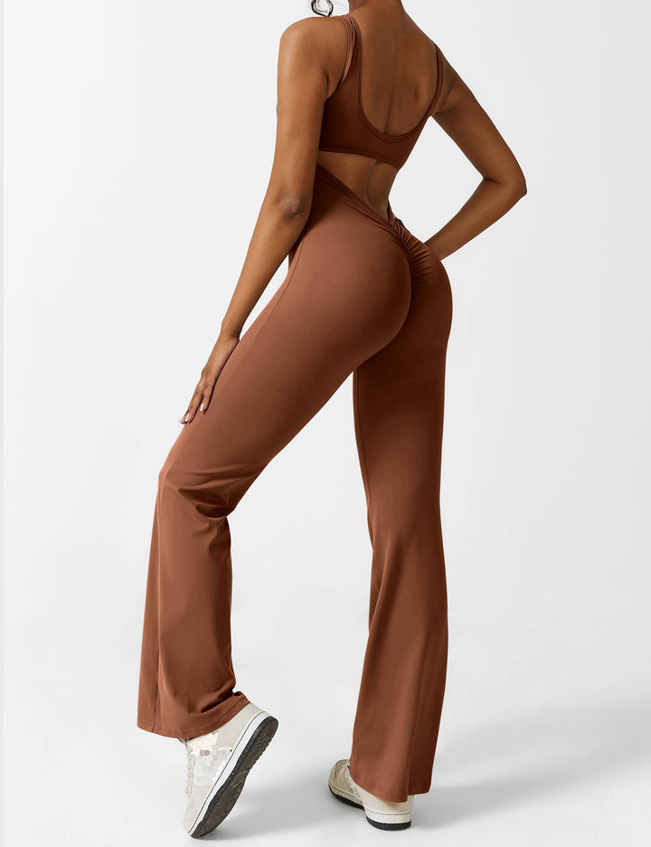 Witte lange jumpsuit met rugvrij detail en uitlopende broekspijpen, een frisse en elegante zomertrend.
