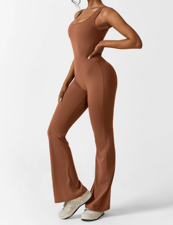 Rode modieuze jumpsuit met open rug en flared broekspijpen, accentueert het figuur prachtig.