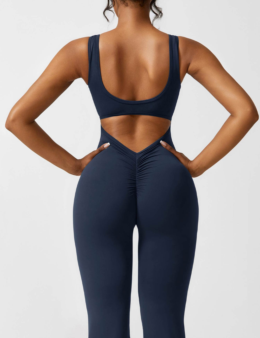 Witte vrouwelijke jumpsuit met uitlopende broekspijpen, diepe V-hals en sexy rug, casual chic.