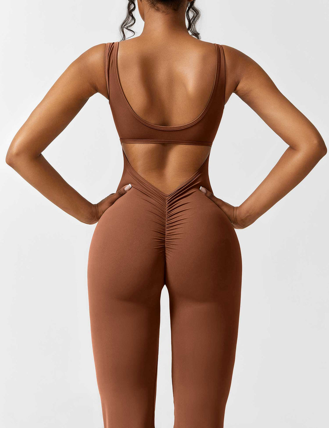 Groene V-hals jumpsuit Liv, met open rug en uitlopende broekspijpen, voor een moeiteloze glamour look.