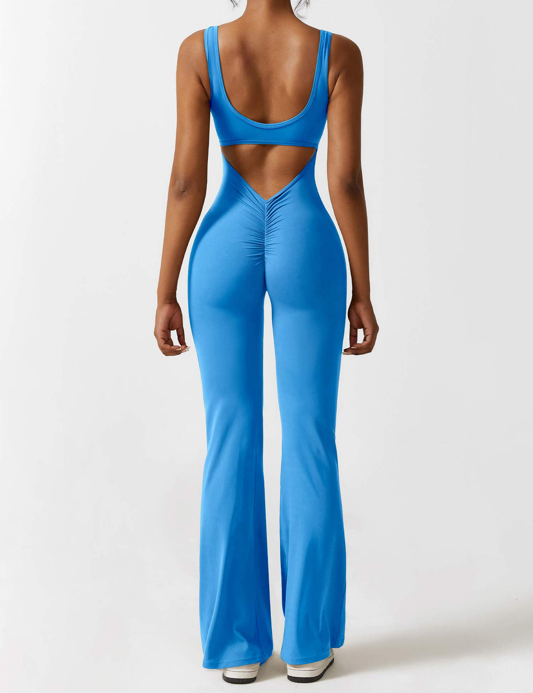 Zwarte bodycon jumpsuit met rugdecolleté, wijde pijpen, vrouwelijke vorm en een moderne uitstraling.