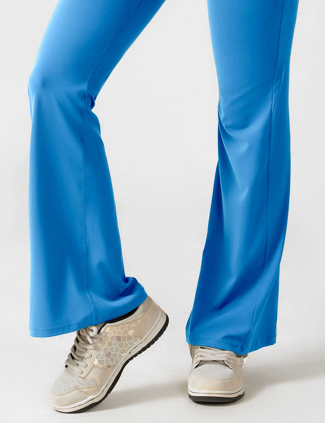 Groene dames jumpsuit Liv met open rug, V-hals, en uitlopende pijpen, perfecte mix van comfort en stijl.