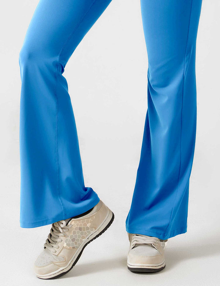 Groene dames jumpsuit Liv met open rug, V-hals, en uitlopende pijpen, perfecte mix van comfort en stijl.