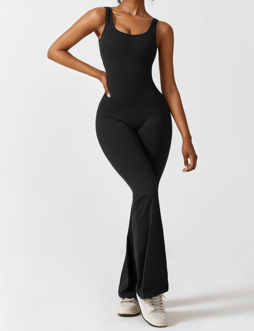 Blauwe elegante jumpsuit Liv met open rug en wijde pijpen, benadrukt de taille en lange silhouet.