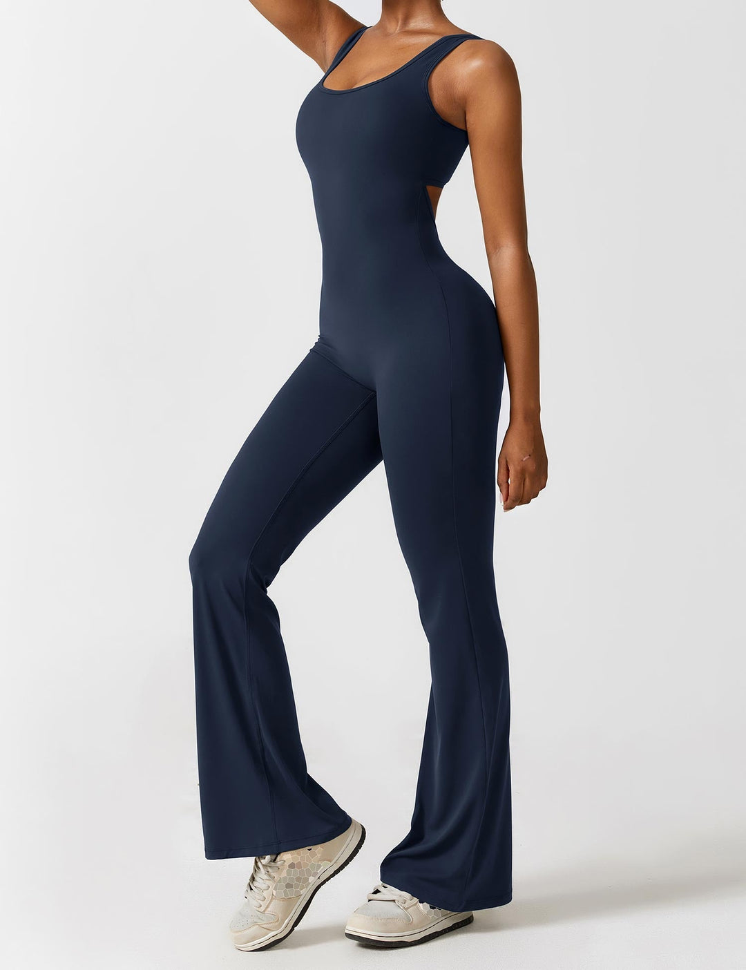 Elegante rode lange jumpsuit voor dames, rugvrij design en wijde pijpen, comfortabel en stijlvol.