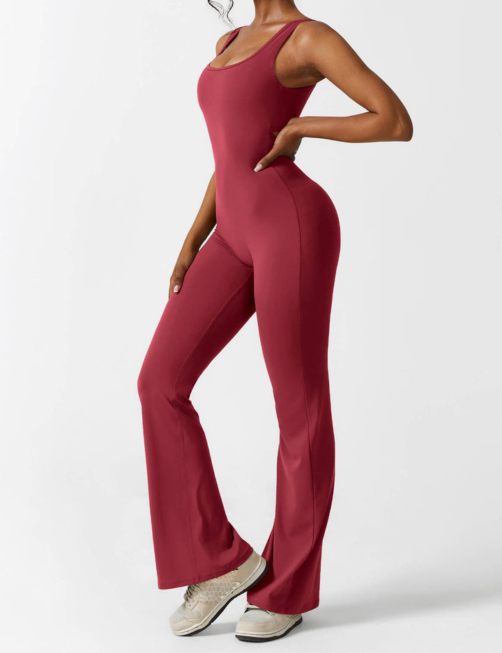 Rode dames jumpsuit met V-hals, rugvrij en flared pijpen, een krachtige en vrouwelijke outfit.