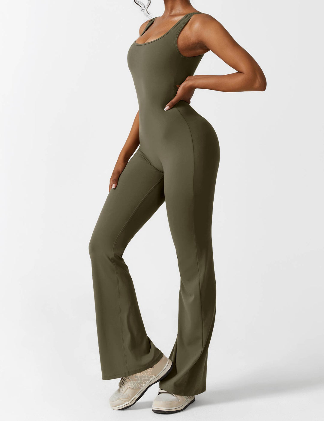 Groene feestelijke jumpsuit Liv, open rug, uitlopende broekspijpen, ideaal voor dans en beweging.