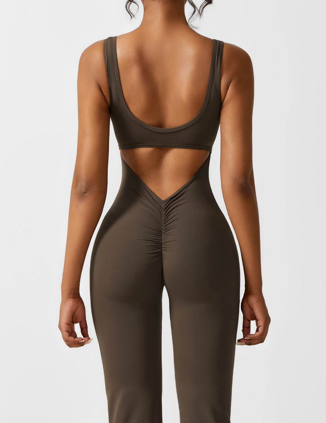 Dames jumpsuit met uitlopende broekspijpen en stijlvolle open rug, modieuze keuze voor de moderne vrouw.