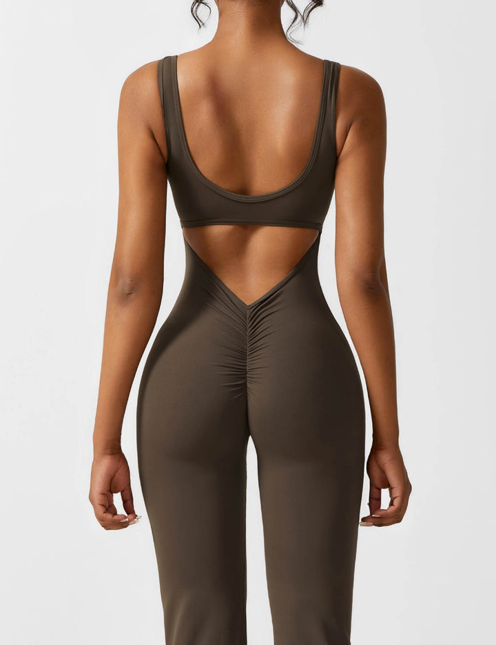 Dames jumpsuit met uitlopende broekspijpen en stijlvolle open rug, modieuze keuze voor de moderne vrouw.