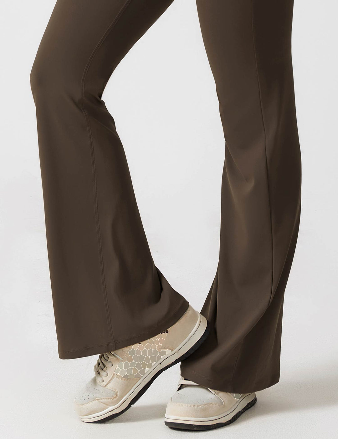 Zwarte rugvrije jumpsuit met uitlopende pijpen, elegant model, perfect voor een chique avond of diner.
