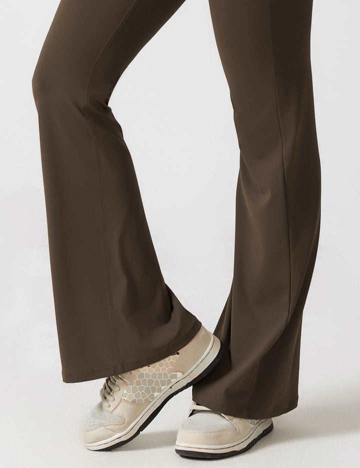 Zwarte rugvrije jumpsuit met uitlopende pijpen, elegant model, perfect voor een chique avond of diner.