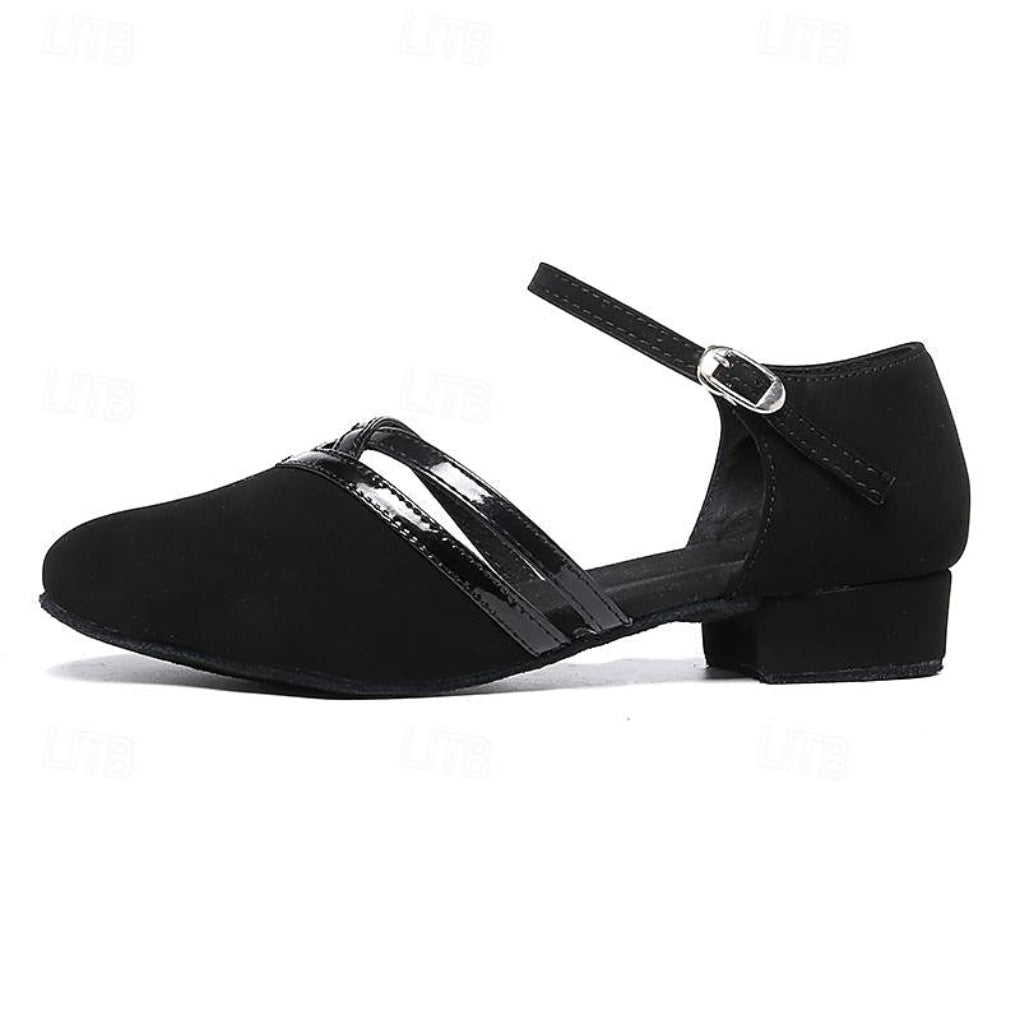 Zwarte satijnen meisjes Latijnse dansschoenen met lage hak en suède zool voor elegante beweging op de dansvloer.