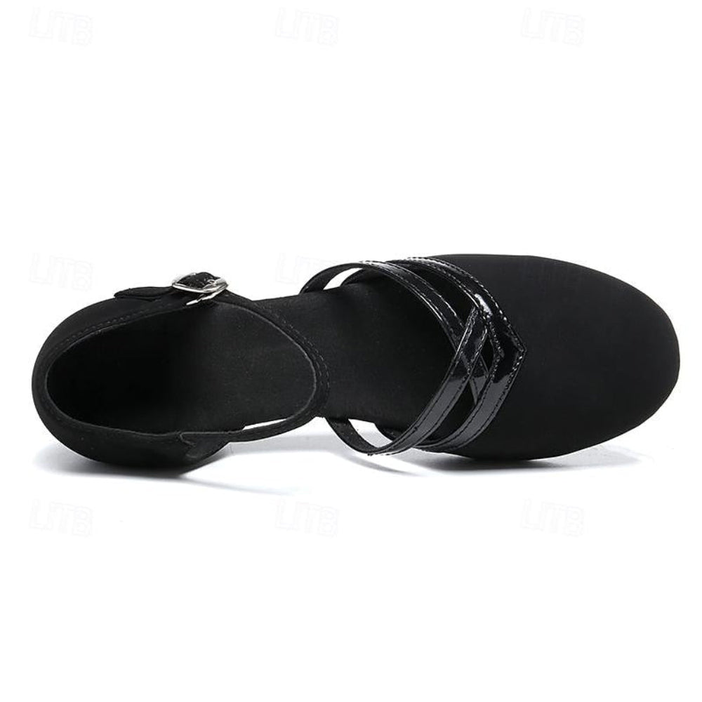 Meisjes ballroom & salsaschoenen van zwart satijn met lage hak en flexibele suède zool voor optimale balans.