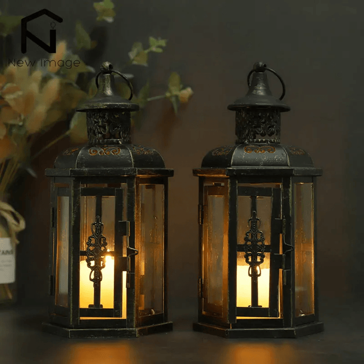 "Zwarte Scandinavische kaarsenhouder van ijzer met subtiele gouden accenten, elegant en tijdloos voor huisdecoratie."