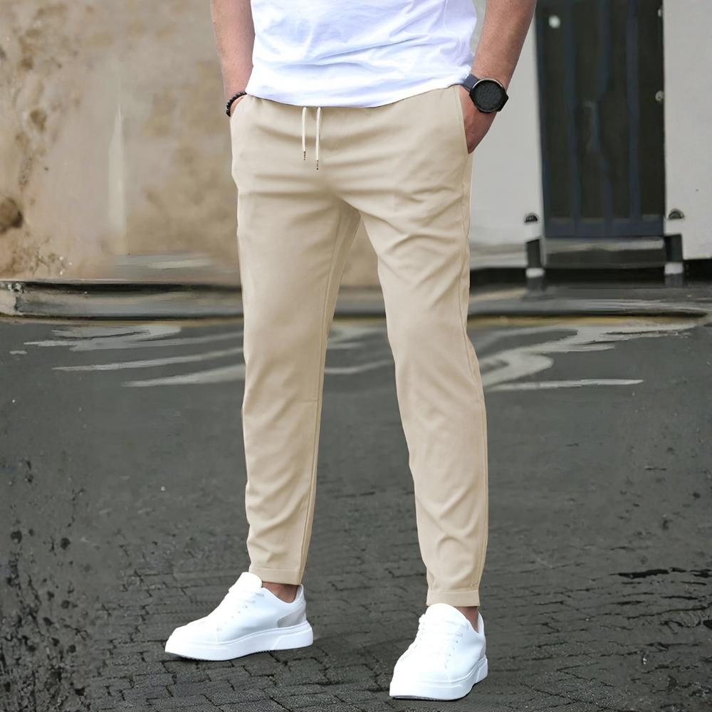 Comfortabele polyester slim fit herenbroek met trekkoord, perfect voor sportieve activiteiten en reizen.