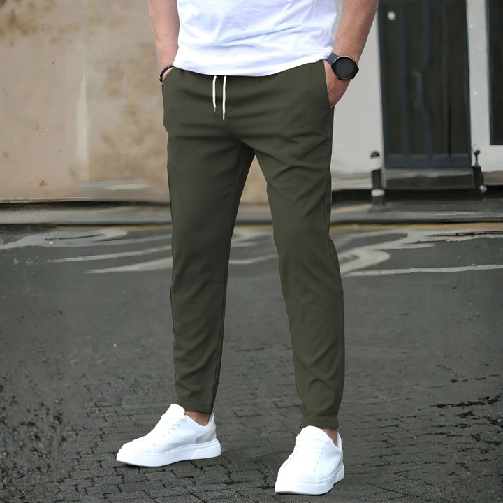 Veelzijdige slim fit trekkoordbroek voor heren, stijlvol en comfortabel voor zowel casual als sportieve looks.