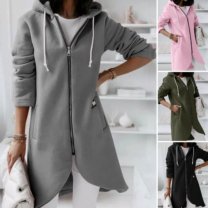 Zwarte stijlvolle dames middellange jas met capuchon, perfect voor herfst en winter. Comfortabel en warm.