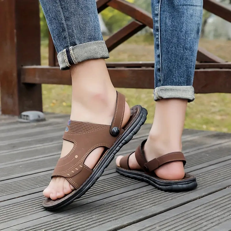 Lichtbruine verstelbare herensandalen met hakband. Stijlvolle en comfortabele zomerschoenen voor mannen.