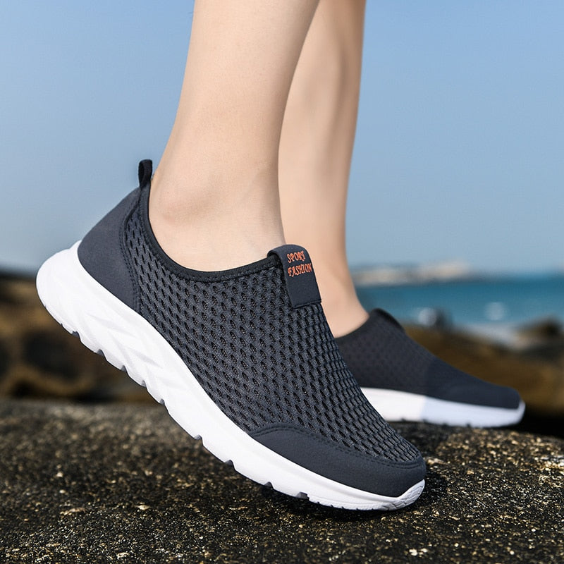 Stijlvolle Ualy unisex sneakers, ademend en sportief, perfect voor een actieve en casual levensstijl.