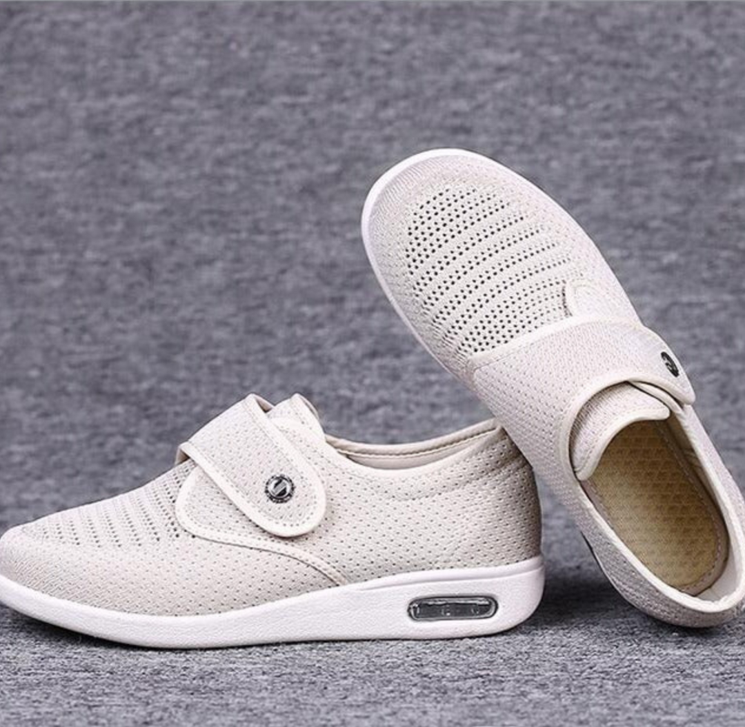 Zwarte unisex Anika comfortschoenen met brede pasvorm, perfect voor diabetische en gevoelige voeten.