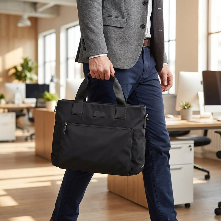 Zwarte unisex zakelijke laptoptas van duurzaam Oxford met beschermd laptopvak en georganiseerde compartimenten.