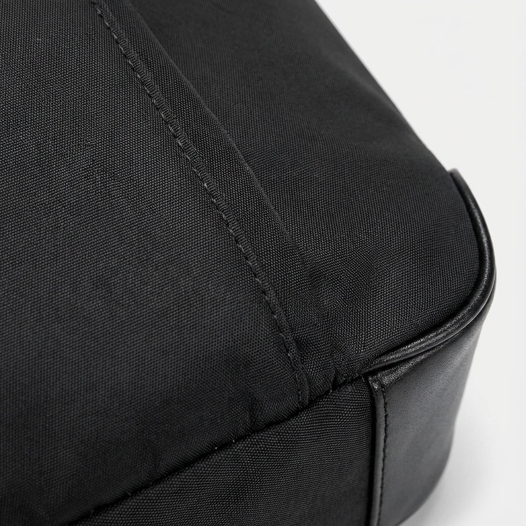 Stijlvolle zwarte unisex laptoptas van Oxford stof, perfect als zakelijke schoudertas met slimme opbergvakken.