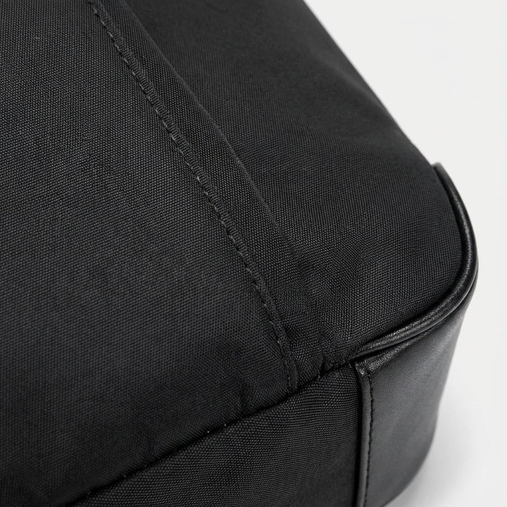 Stijlvolle zwarte unisex laptoptas van Oxford stof, perfect als zakelijke schoudertas met slimme opbergvakken.