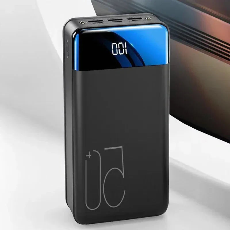 Zwarte universele powerbank 100.000mAh voor razendsnel opladen van telefoons en laptops.