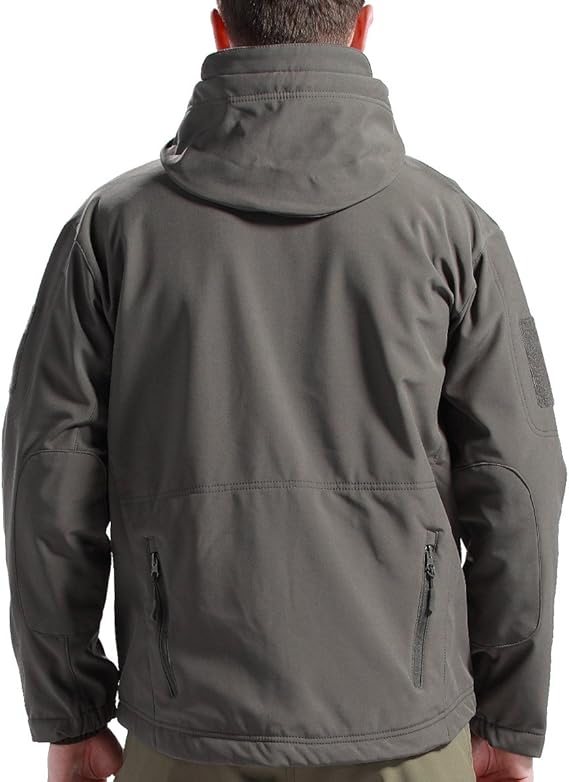 Heren outdoor set getoond in stoere groene kleur voor winterse weersomstandigheden.