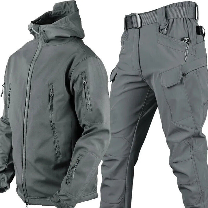 Zijaanzicht van de complete hiking outfit voor heren, wind- en waterdicht.