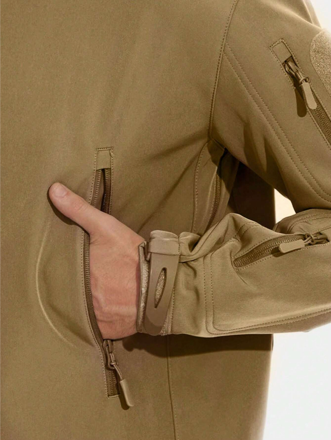 Heren werkoutfit bestaande uit stevige jas en broek in donkere kleur.