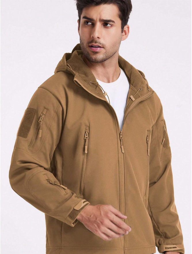 Achterkant van de complete outdoor set voor heren tijdens het hiken.