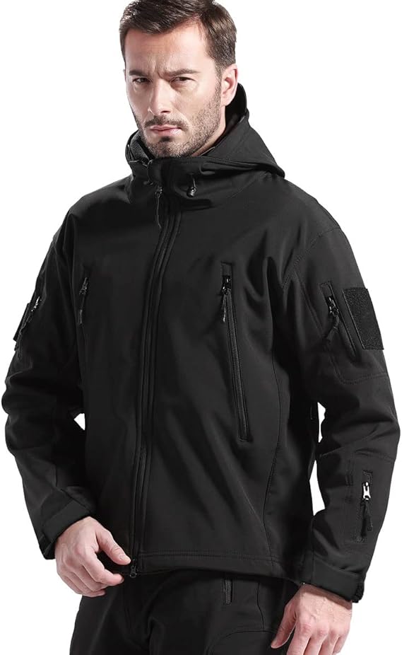 Man draagt de zwarte outdoor jas met capuchon