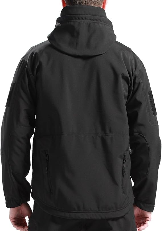 Achterkant van de zwarte outdoor jas