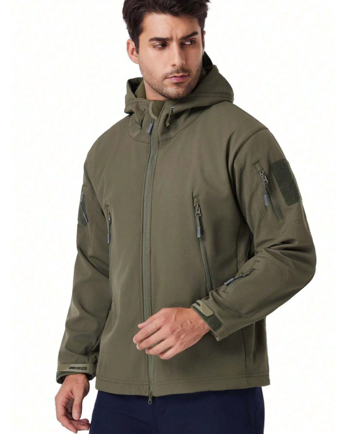 Heren outdoor set in actie, waterdichte jas en broek voor hiking en werk.