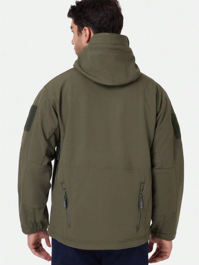 Waterdichte outdoor jas voor heren met capuchon en winddichte pasvorm.